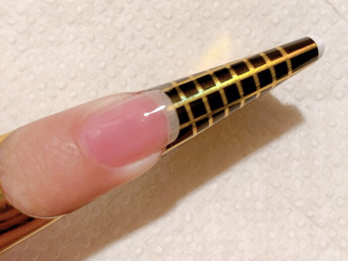 ベースジェルを自爪に塗った状態