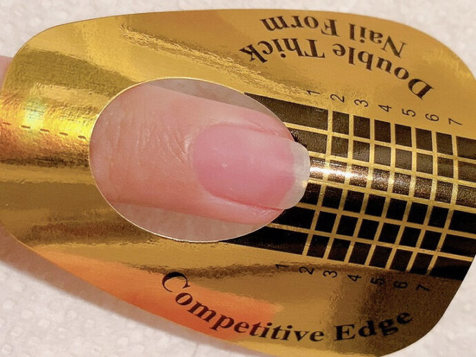 ネイルフォームに爪を差し込む状態