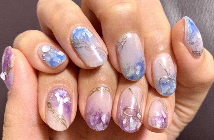 シェルを使ったパープルとブルーのネイルデザイン