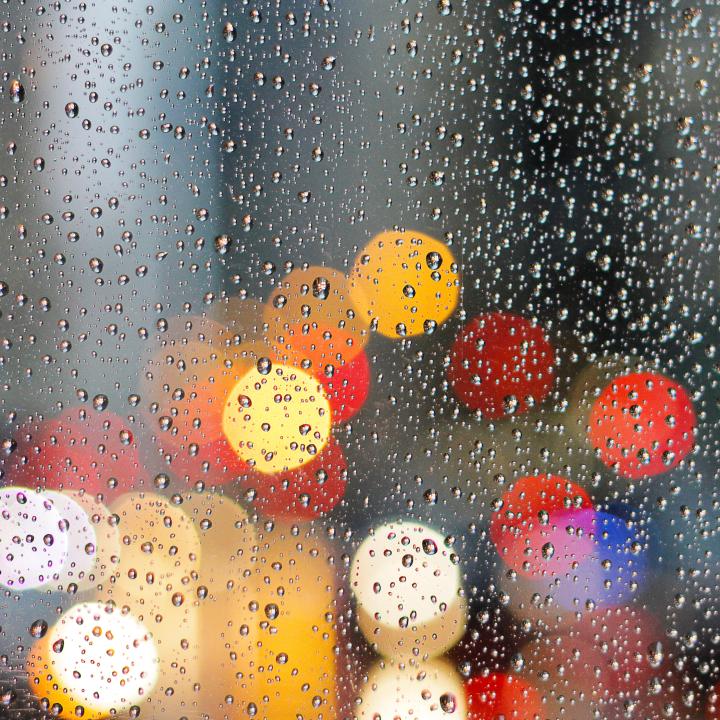 電車の傘の持ち方は？マナーを守って雨の日を気持ちよく過ごせるようにしよう＆オフィスネイルのマナーは？