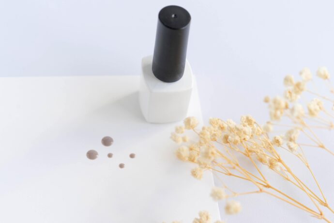 白い紙に垂らしたボトルタイプのジェルネイル