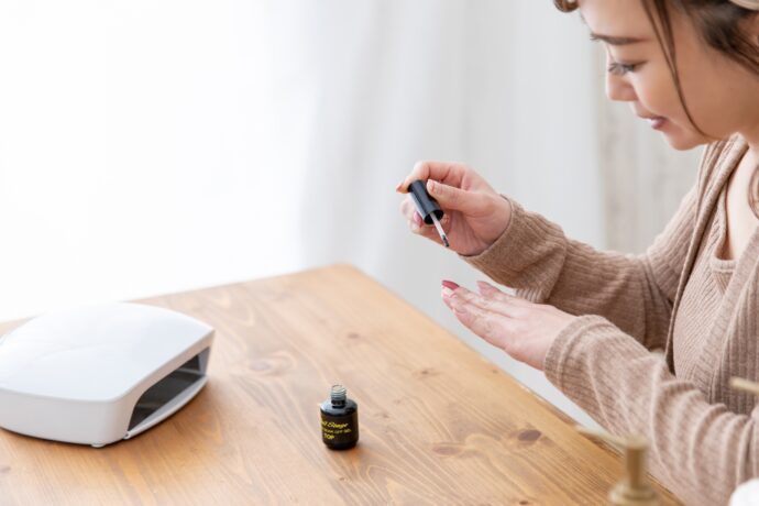 トップコートを塗っている様子