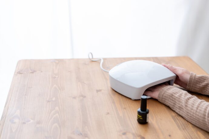 ボトルタイプのジェルを塗った手を硬化している様子