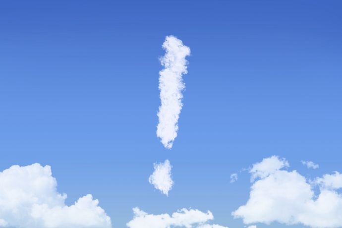 空に浮かぶビックリマークの画像