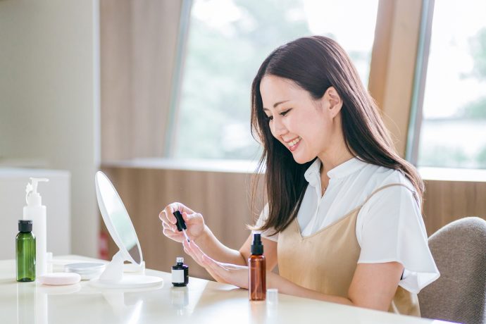 セルフネイルを笑顔で楽しむ女性の写真