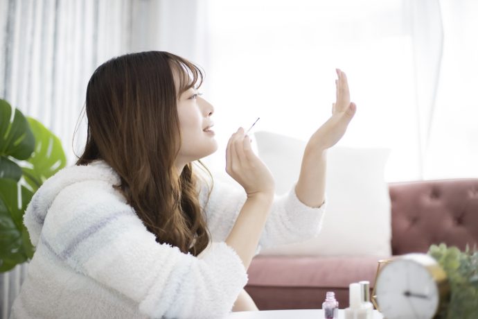 マニキュアを塗っている女性の写真