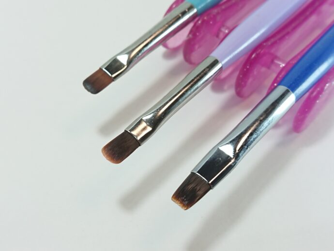 ブラシ置きに並んだ3種類のネイルブラシ