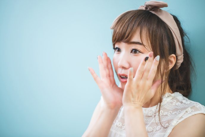 驚いている女性の写真