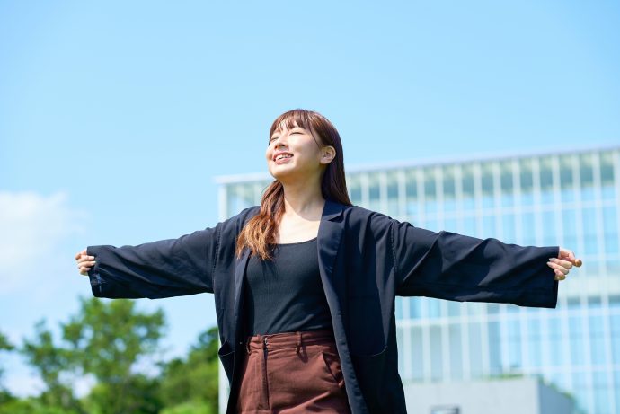 屋外でリラックスしている女性