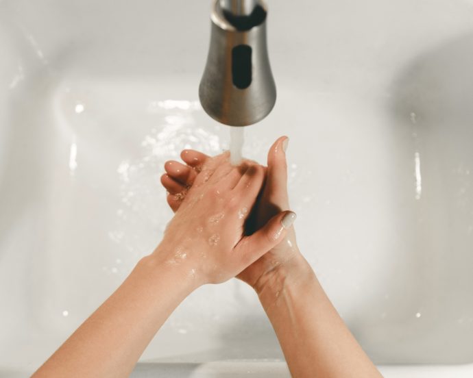 手を洗う手元のアップ