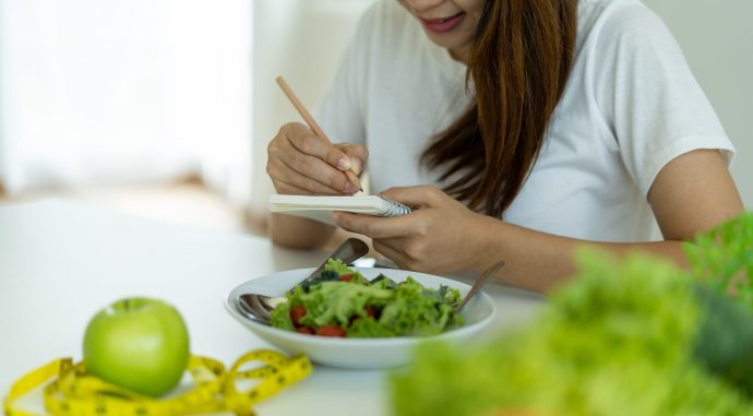 レコーディングダイエットに勤しむ女性