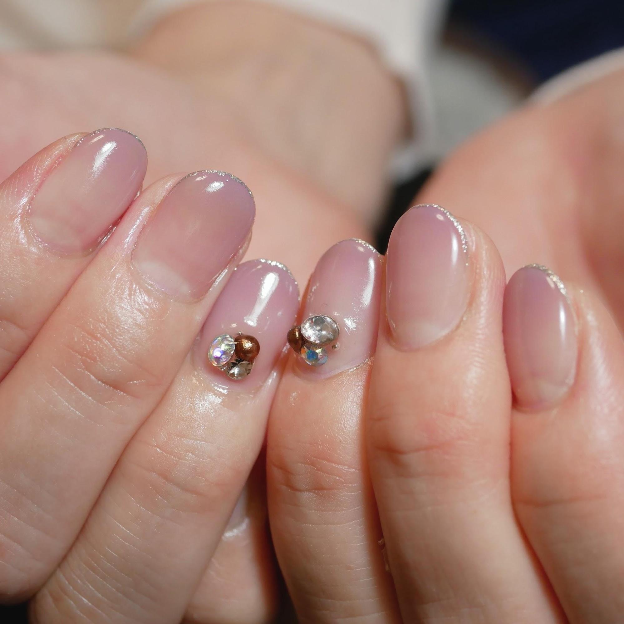 シアーパープルのネイルをした手