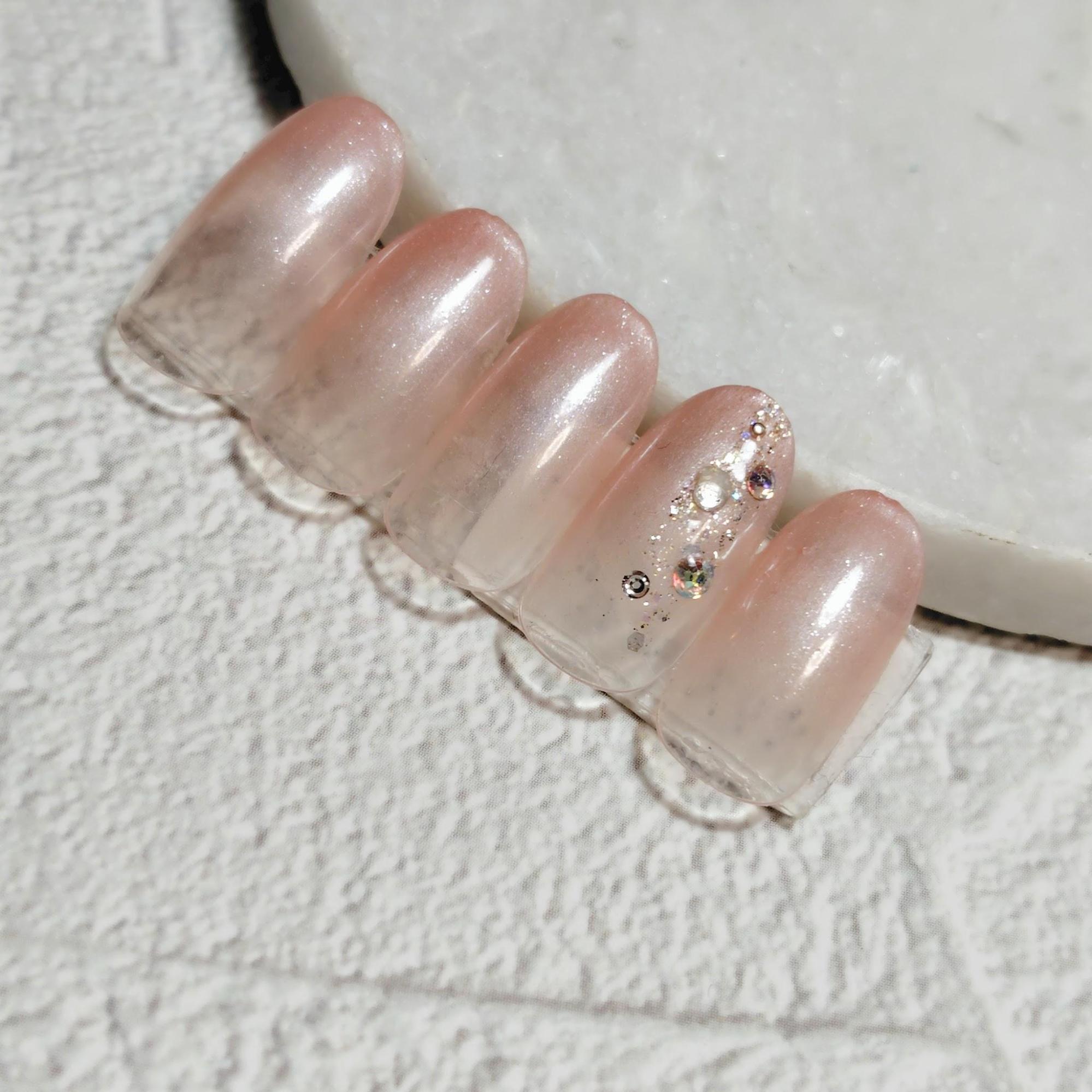 ベージュラメのグラデーションネイルのチップ