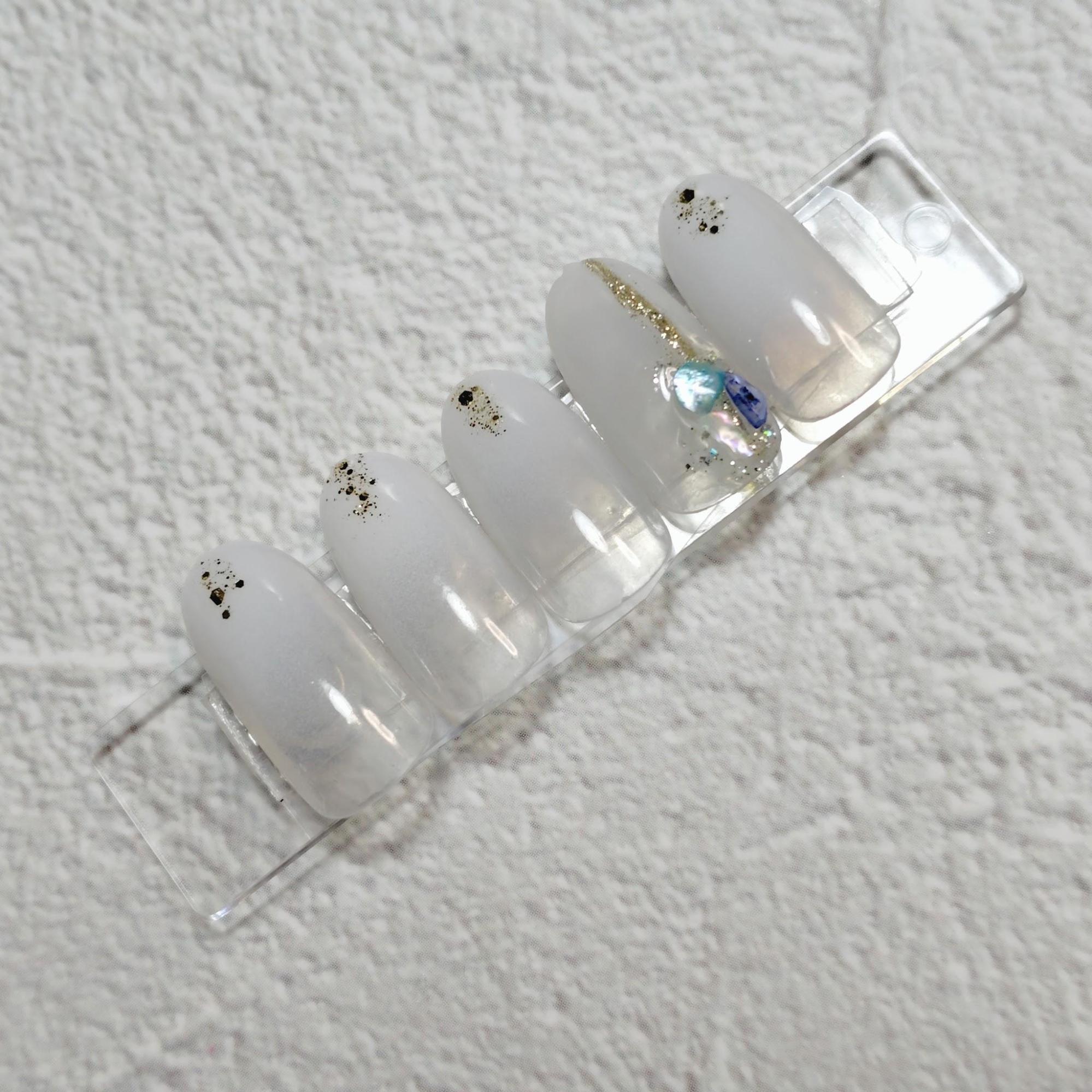 シアーホワイトグラデのネイルチップ