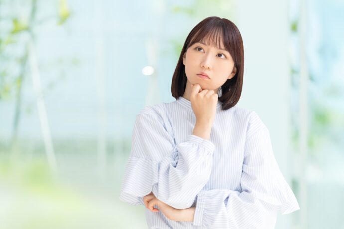 考え事をする女性
