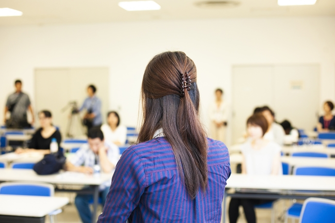 女性講師とレッスンを受ける生徒の風景