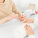 ネイリストが自宅でネイルサロンを開業するのに必要な資格は？