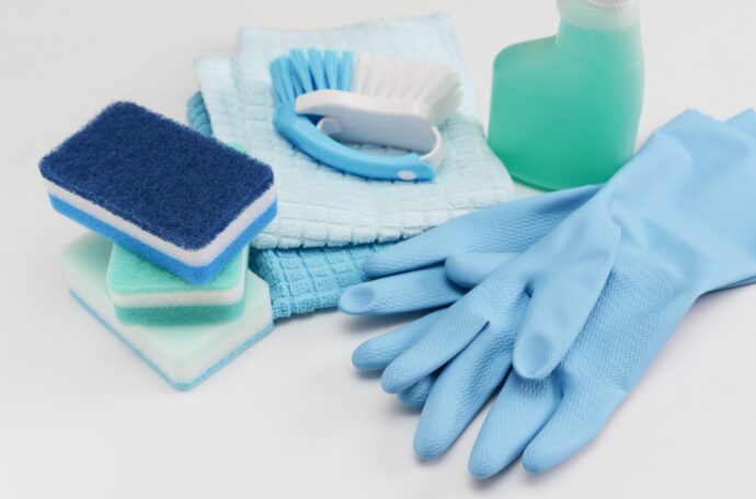 ゴム手袋と掃除道具など水仕事に使うアイテム