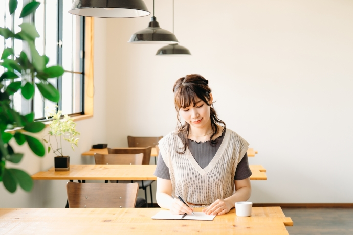 カフェで勉強する女性