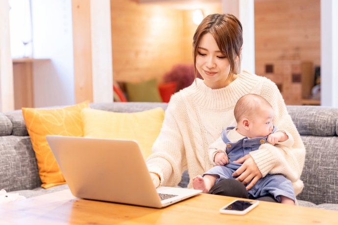 家で育児をしながらオンラインレッスンを受ける主婦