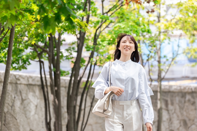 屋外を移動中の女性