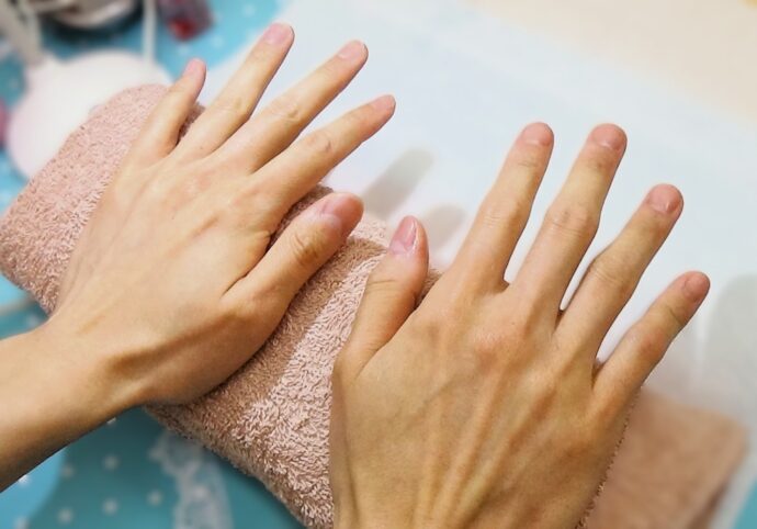 ネイルケア後の男性の手元のアップ