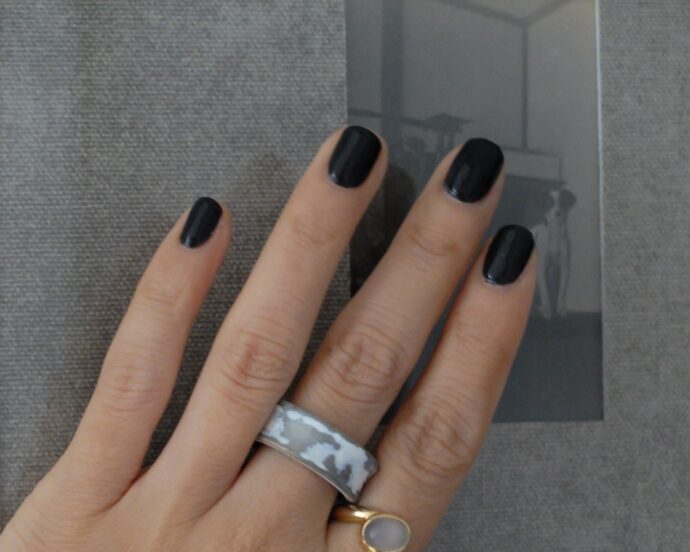 ブラックのワンカラーネイル