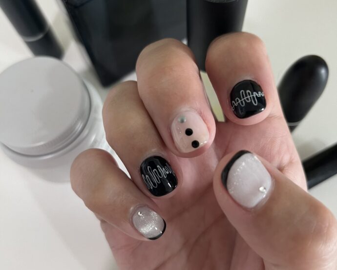 モノトーンのアートを施したメンズネイル