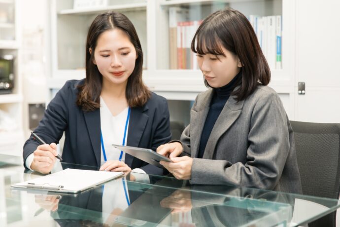 書類を確認する女性