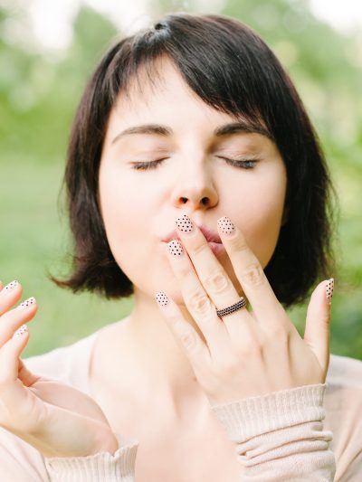 ジェルネイルをした女性の写真