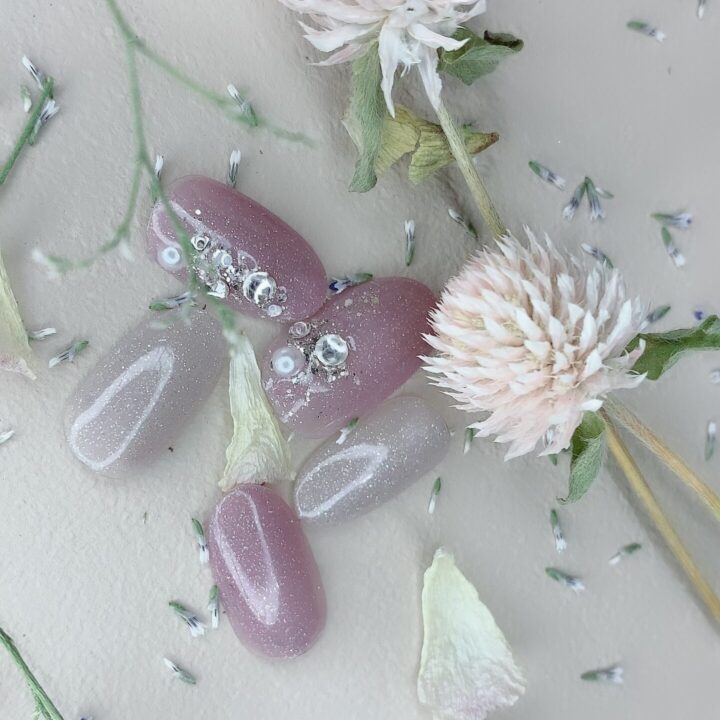 ネイルシンプル派は「ストーン」を使ったデザインがおすすめ！配置やつけ方を解説