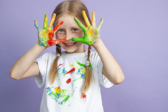 絵の具を手につけた女の子の写真