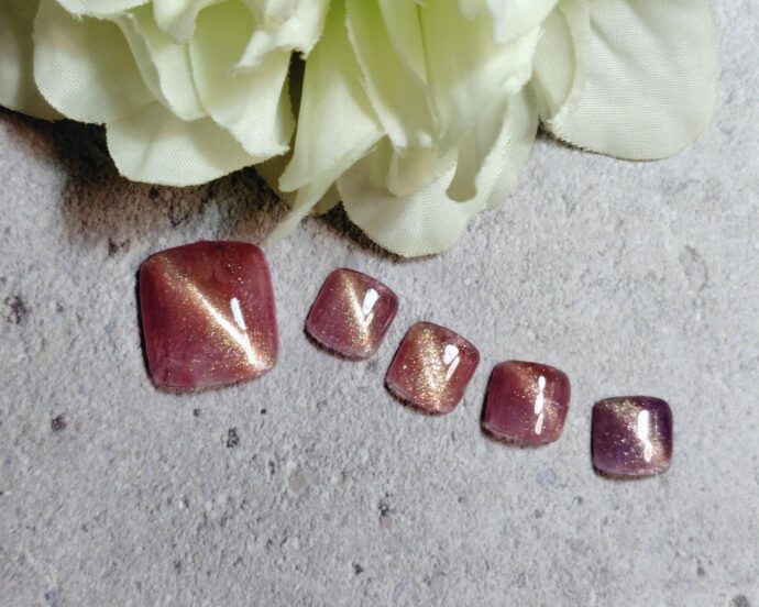 キャッツアイマグネットネイルのフットネイルデザイン