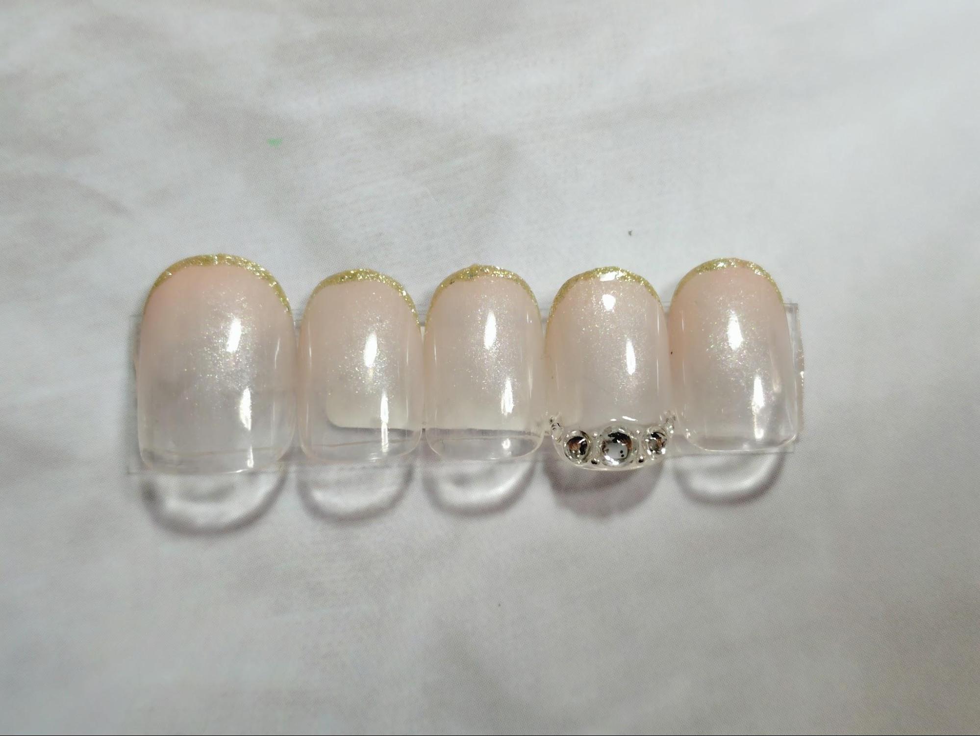 上品なキューティクルラインのストーンアートのチップ