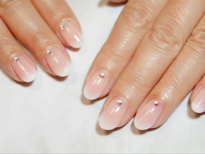 エレガントな根元に一粒ストーンのチップ