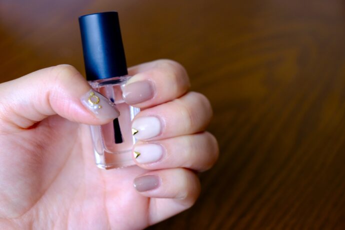 トップコートを持つ手元のアップ