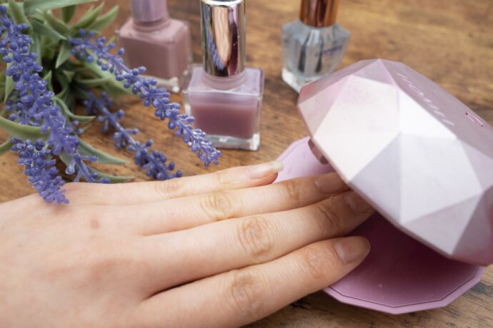 セルフネイル中の手元