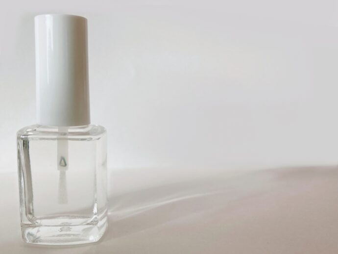 左に置かれた透明のマニキュア
