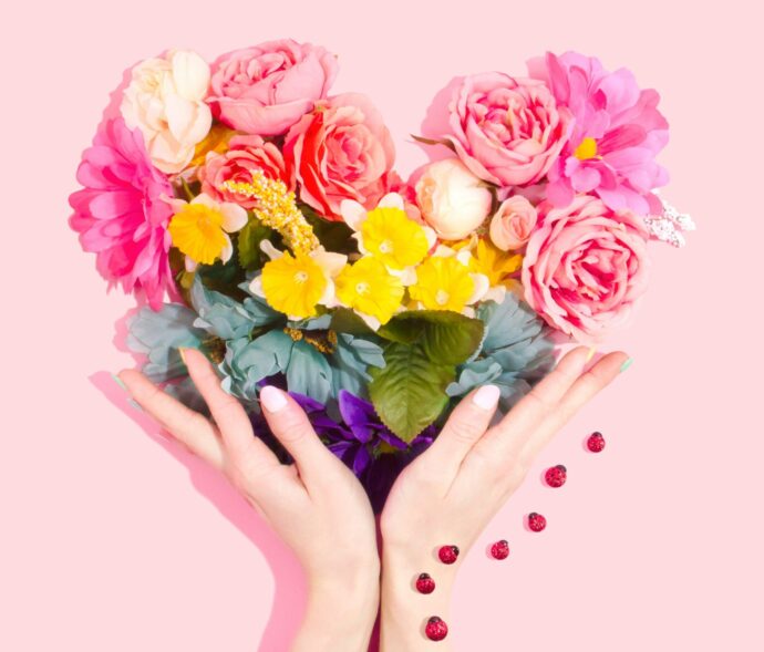 花束を持つ手の写真