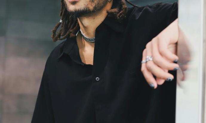 黒いシャツを着てポーズを決める男性