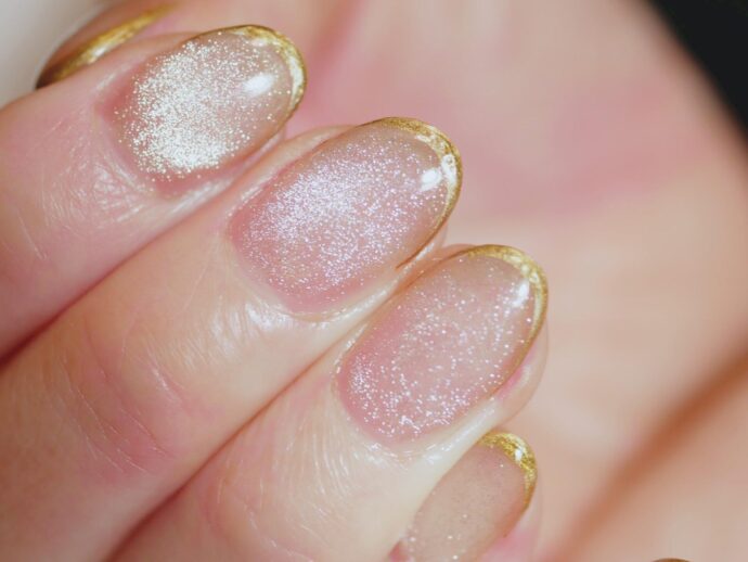 マグネットネイルとミラースキニーフレンチのネイルデザイン