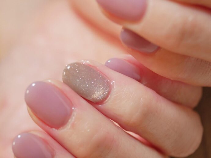 ワンカラーとポイントでマグネットネイルを入れたネイルデザイン