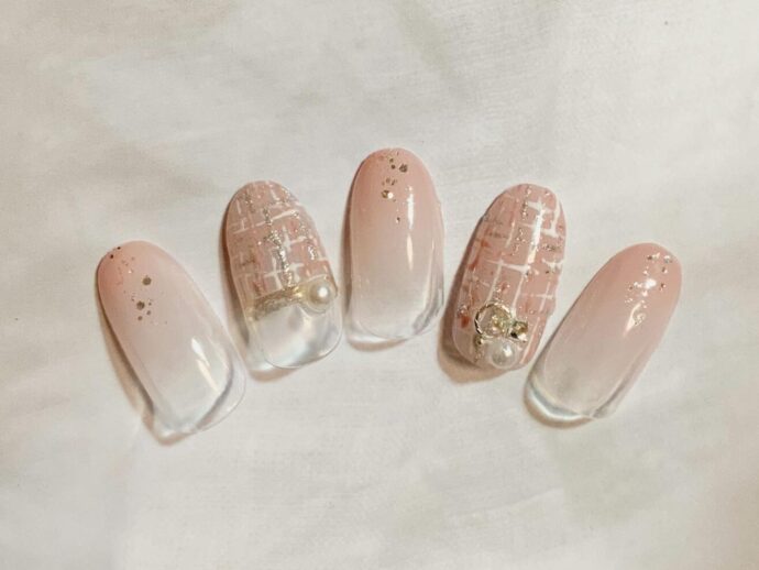 コーラルベージュの淡色ツイードネイルデザイン