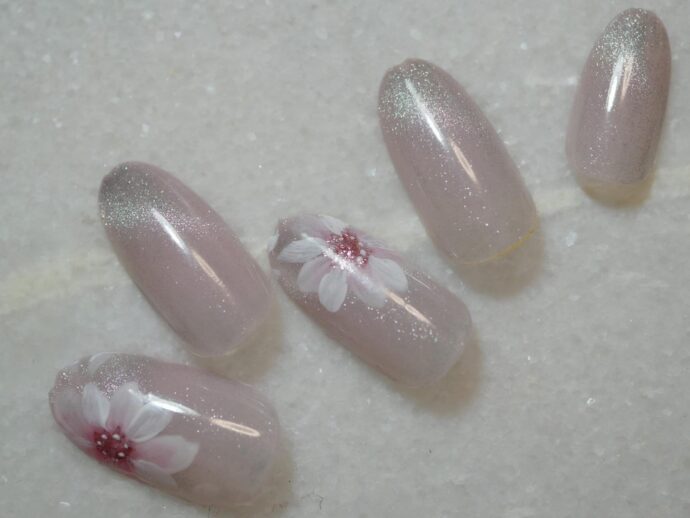 フラワーアートと斜めマグネットラインのネイルデザイン