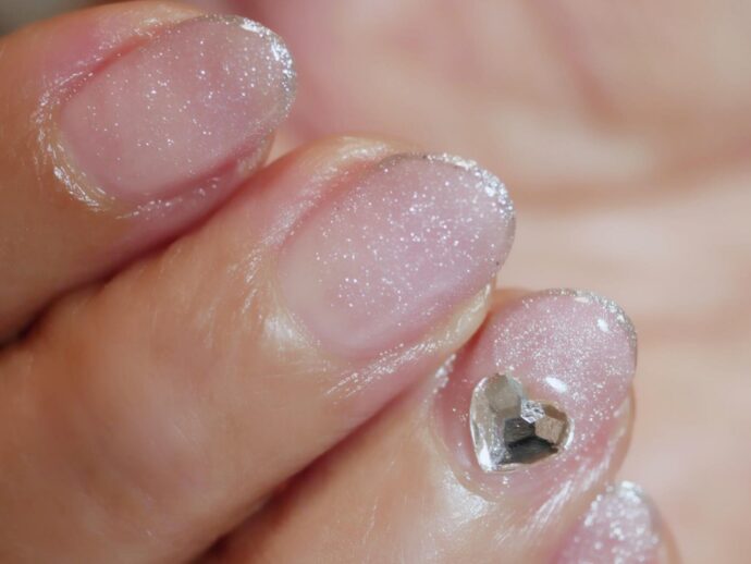 シルバーラメとハートのネイルデザイン