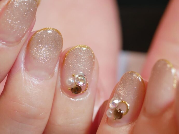 グラデーションとスキニーフレンチの組み合わせマグネットネイルデザイン