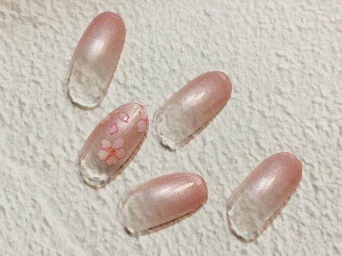 桜のネイルシールでグラデーションネイルデザイン