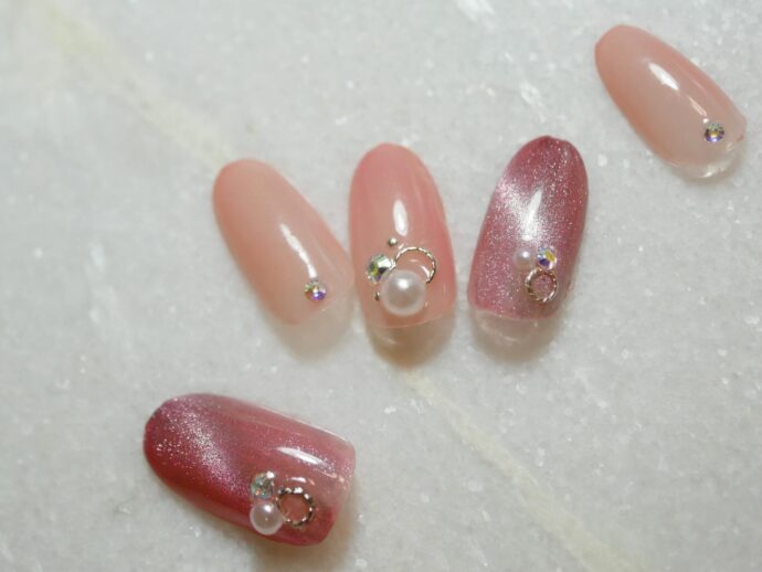 マグネットネイルとストーンの組み合わせネイルデザイン