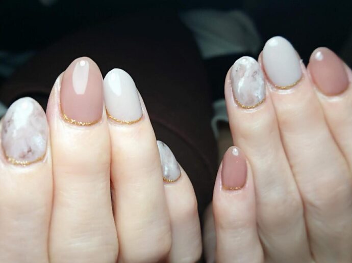 マーブルアートとピンクのワンカラーネイルデザイン