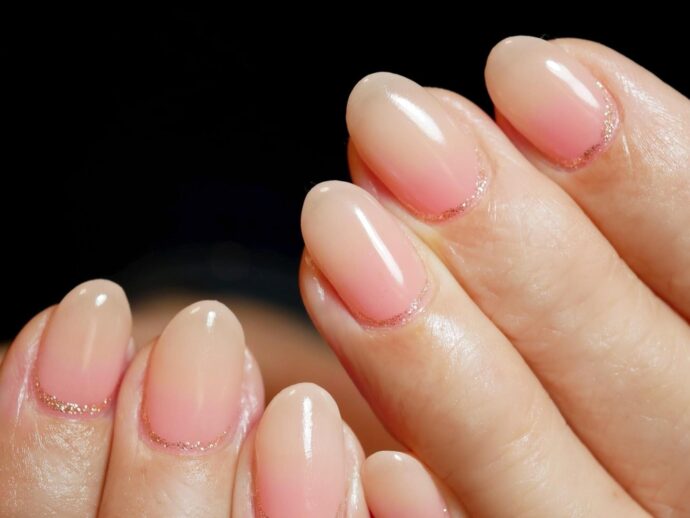 花びらのようなピンクのグラデーションネイルデザイン